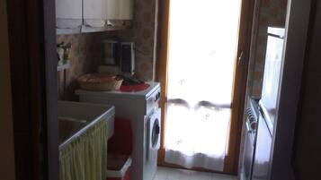 Fridge, oven, stovetop, coffee/tea maker