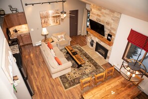 Fireplace, DVD player, books, music library - Pool and Hot Tub Access /Recent Upgrades (Keystone)