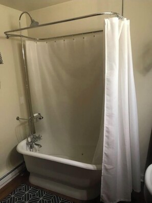 Ensemble douche/baignoire, serviettes fournies, papier toilette