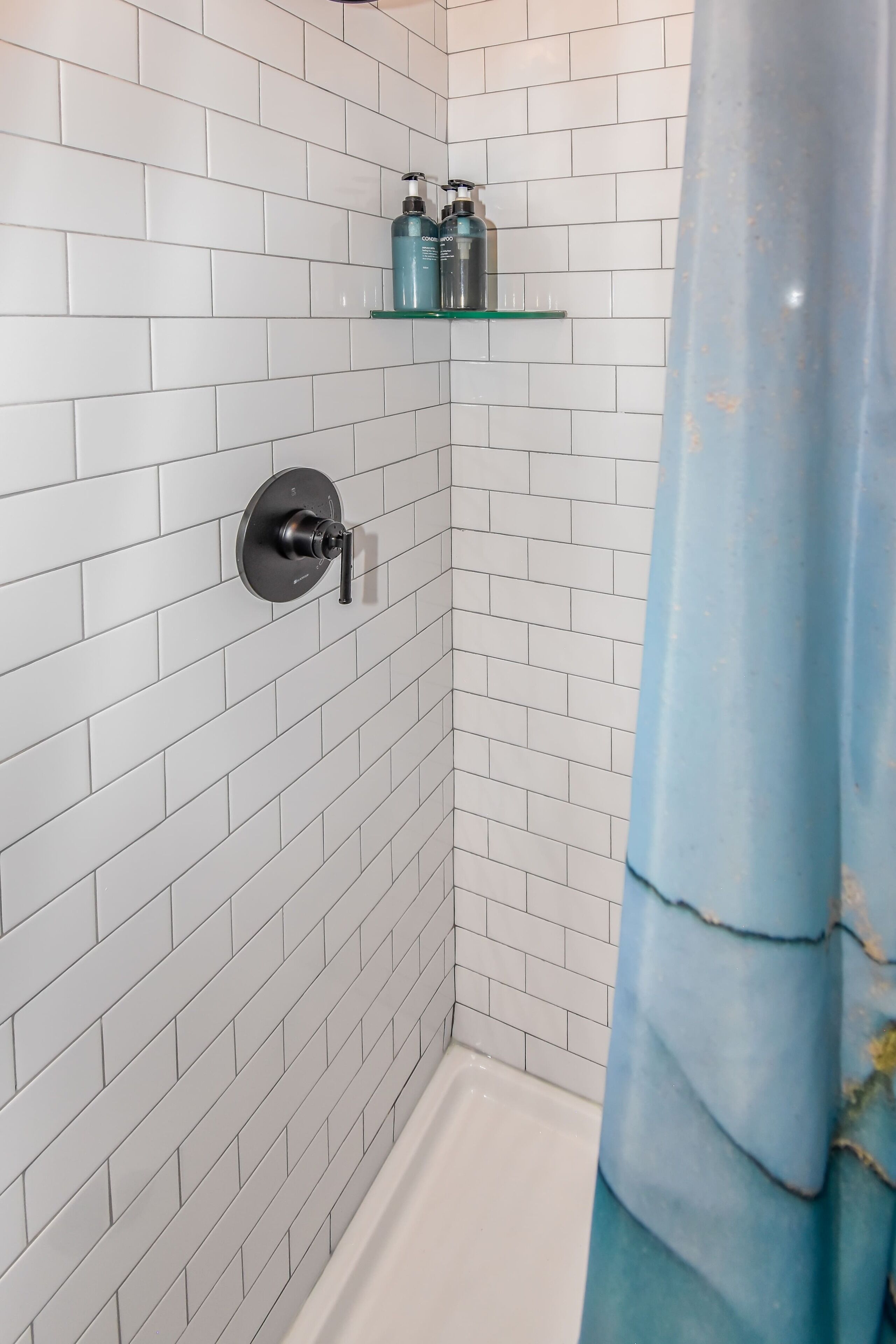 Badewanne, Haartrockner, Handtücher