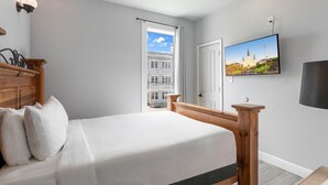 3 bedrooms, iron/ironing board, free WiFi, bed sheets - 20% OFF Monthly | 10% OFF Weekly-St. Charles Ave Condo – Minutes to FQ (New Orleans)