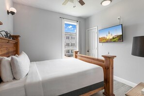 3 bedrooms, iron/ironing board, bed sheets, wheelchair access - 20% OFF Monthly | 10% OFF Weekly-St. Charles Ave Condo – Minutes to FQ (New Orleans)