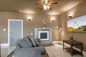 TV, fireplace - 20% OFF Monthly | 10% OFF Weekly-St. Charles Ave Condo – Minutes to FQ (New Orleans)