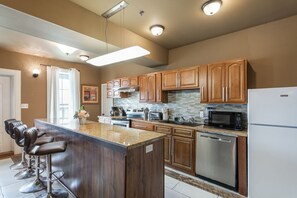 Fridge, microwave, oven, stovetop - 20% OFF Monthly | 10% OFF Weekly-St. Charles Ave Condo – Minutes to FQ (New Orleans)