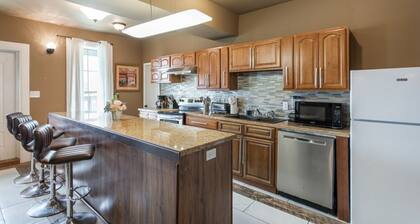 20% OFF Monthly | 10% OFF Weekly-St. Charles Ave Condo – Minutes to FQ