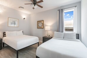 3 habitaciones, tabla de planchar con plancha y ropa de cama