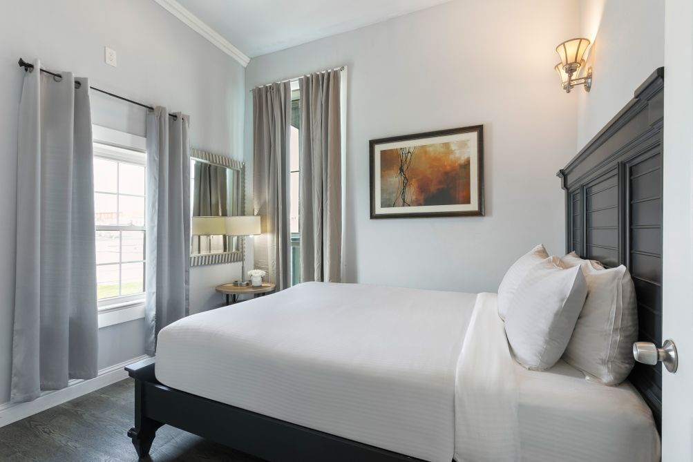 5 habitaciones, tabla de planchar con plancha y ropa de cama 