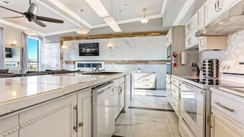 Réfrigérateur, micro-ondes, four, plaque de cuisson