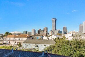 Un horizonte urbano con diversos edificios, incluyendo una torre alta destacada y varias construcciones de altura media.