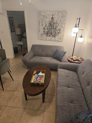 Een smart-tv en boeken