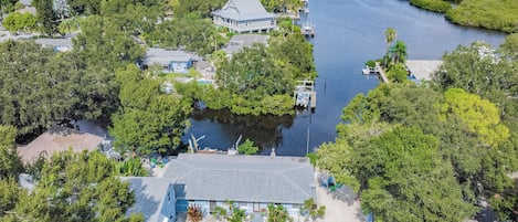Vista aérea de una zona residencial con casas, muelles y un río.