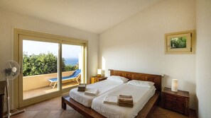 5 bedrooms, desk, travel cot, free WiFi