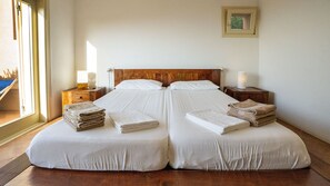 5 bedrooms, desk, travel cot, free WiFi