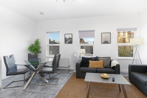 Smart TV - West Ealing Serviced Apartment A - 2 Bedroom 2 Bath Parking Near Station (London)