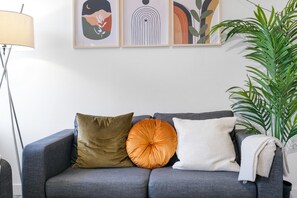 Smart TV - West Ealing Serviced Apartment A - 2 Bedroom 2 Bath Parking Near Station (London)