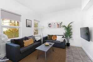 Smart TV - West Ealing Serviced Apartment A - 2 Bedroom 2 Bath Parking Near Station (London)