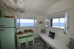 Interior - Starlight Luxury Seaside Suite (IMEROVIGLI SANTORINI)