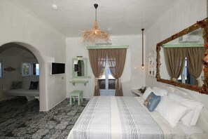 1 bedroom, iron/ironing board, WiFi, bed sheets - Starlight Luxury Seaside Suite (IMEROVIGLI SANTORINI)