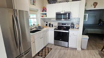 KĂŒhlschrank, Mikrowelle, Ofen, Herdplatte