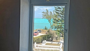 Un vitrall amb vista al mar i als arbres.