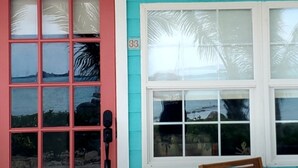 Un cartell amb la inscripció 'Boujee Beach Villa' sobre una finestra.