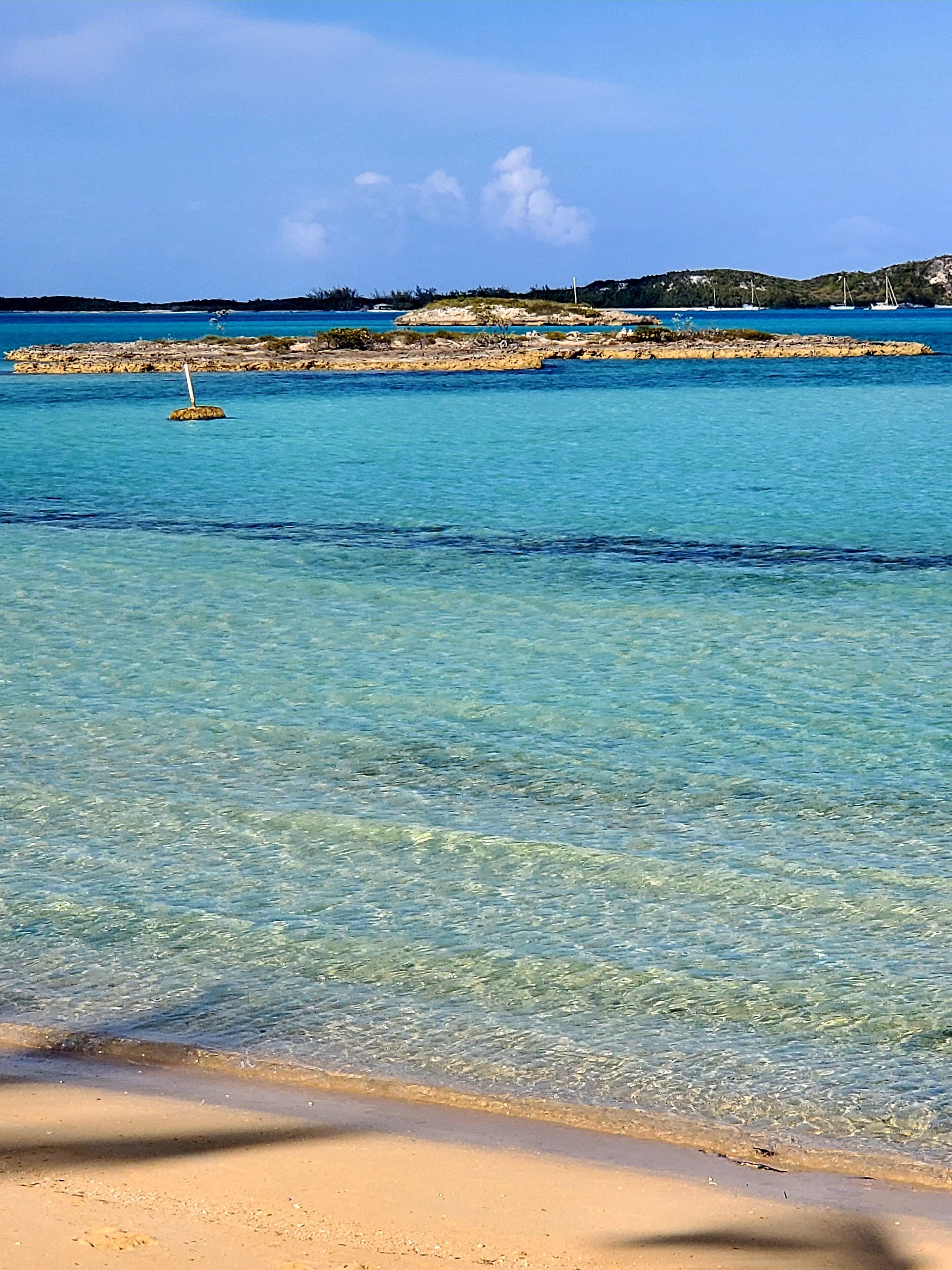 En la playa, camastros y toallas de playa 