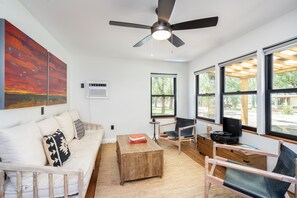 Kamin, Bücher, Musikbibliothek, Stereoanlage