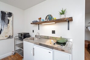 Kühlschrank, Ofen, Herdplatte, Wasserkocher mit Kaffee-/Teezubehör