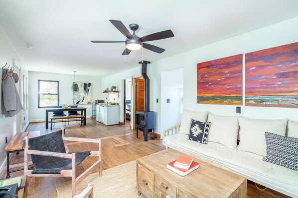 Kamin, Bücher, Musikbibliothek, Stereoanlage