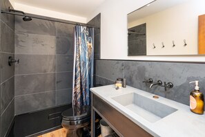 Dusche, Haartrockner, Handtücher, Seife