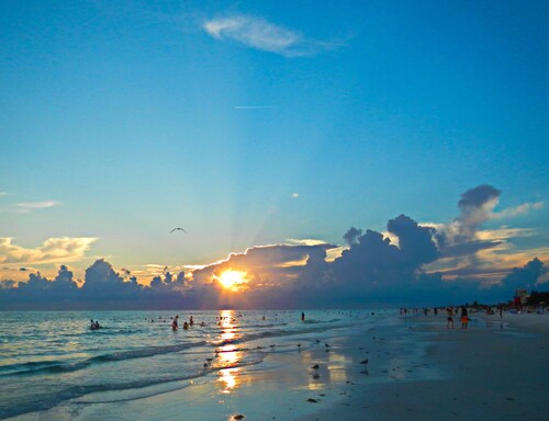 2 bedroom house, minutes to beaches, Atlanta Braves and Tampa Sea Rays stadiums