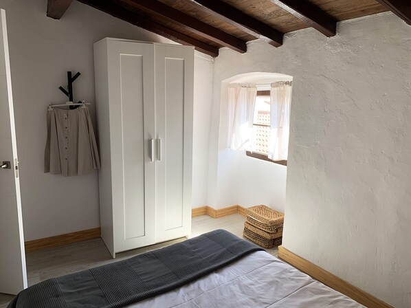 2 bedrooms, desk, iron/ironing board, free WiFi