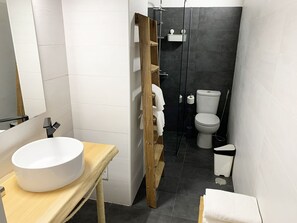 Douche, sèche-cheveux, serviettes fournies, savon