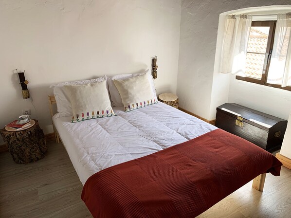 2 bedrooms, desk, iron/ironing board, free WiFi