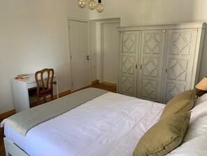 1 bedroom, desk, travel cot, free WiFi