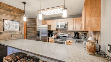 Coffee/tea maker, fridge, microwave, stovetop