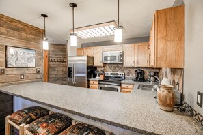 Réfrigérateur, micro-ondes, plaque de cuisson, lave-vaisselle