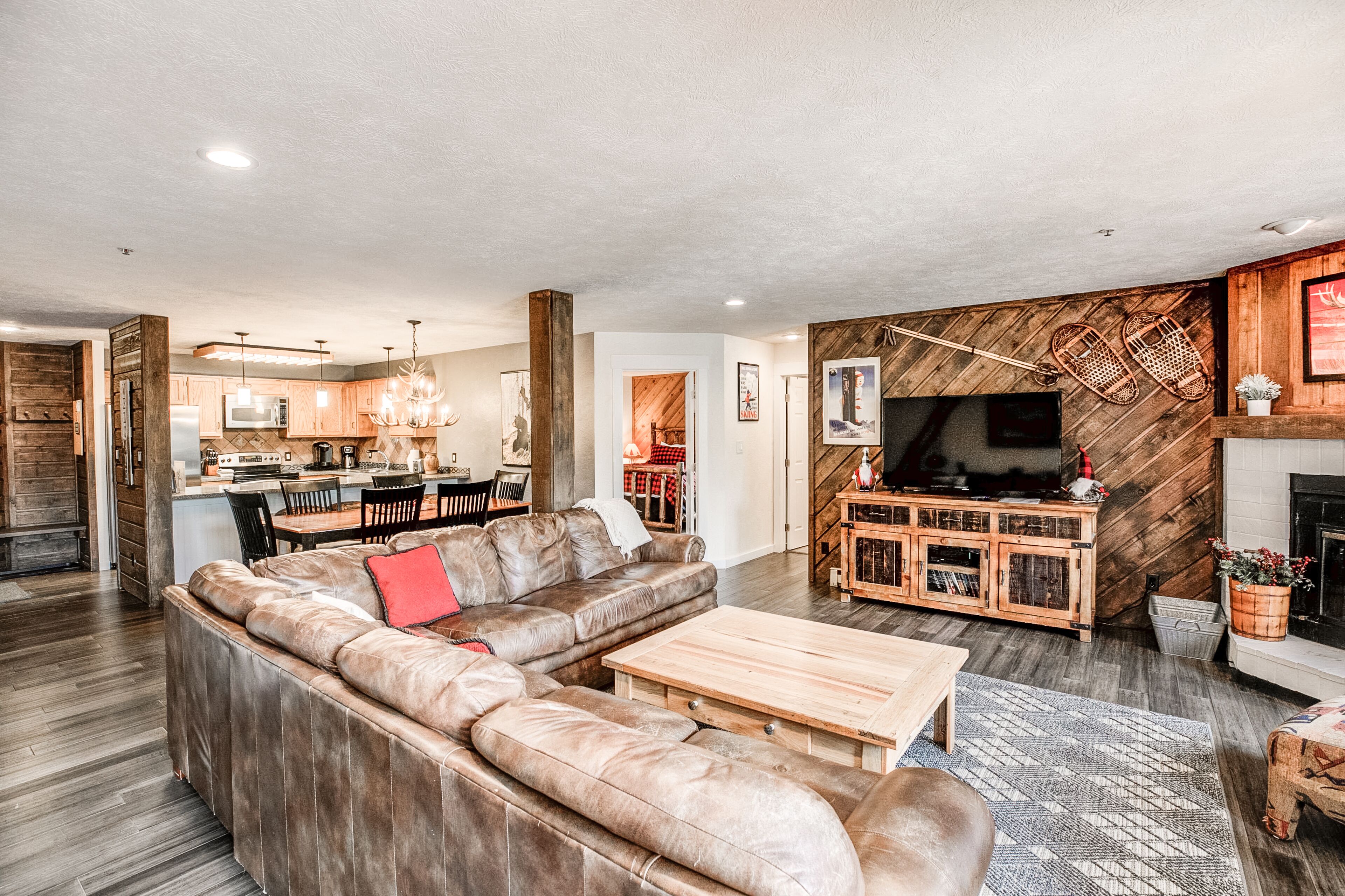 Flat-screen TV, fireplace, DVD player