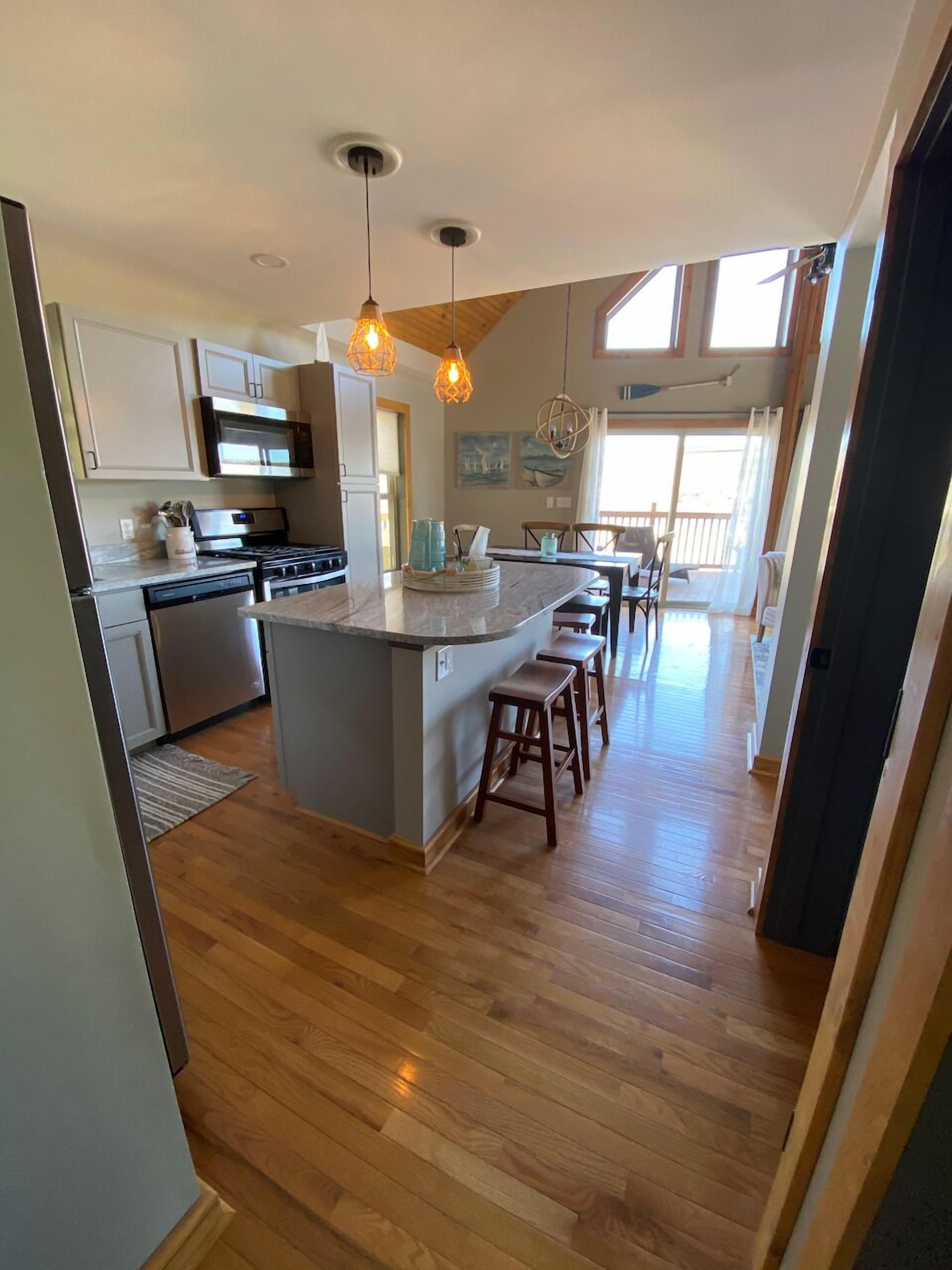 Frigorífico, microondas, horno y placa de cocina