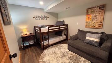 5 slaapkamers, een bureau, een strijkplank/strijkijzer, gratis wifi