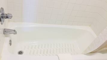 Baignoire Ă jets, serviettes fournies, savon, shampoing