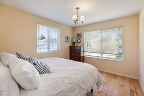 4 bedrooms, desk, iron/ironing board, travel cot