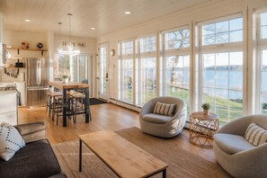 TV - Haven on Ida - Lakeside Cabin, Cozy Porch + Sauna + Kayaks (Alexandria)