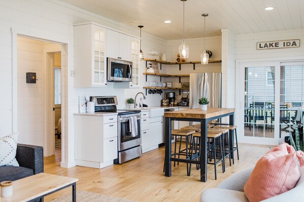 Réfrigérateur, four à micro-ondes, un four, surface de cuisson