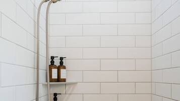 Douche, sèche-cheveux, serviettes fournies, savon