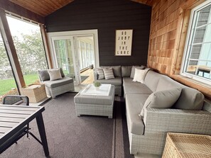 TV - Haven on Ida - Lakeside Cabin, Cozy Porch + Sauna + Kayaks (Alexandria)