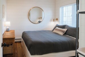 2 bedrooms, WiFi, bed sheets - Haven on Ida - Lakeside Cabin, Cozy Porch + Sauna + Kayaks (Alexandria)