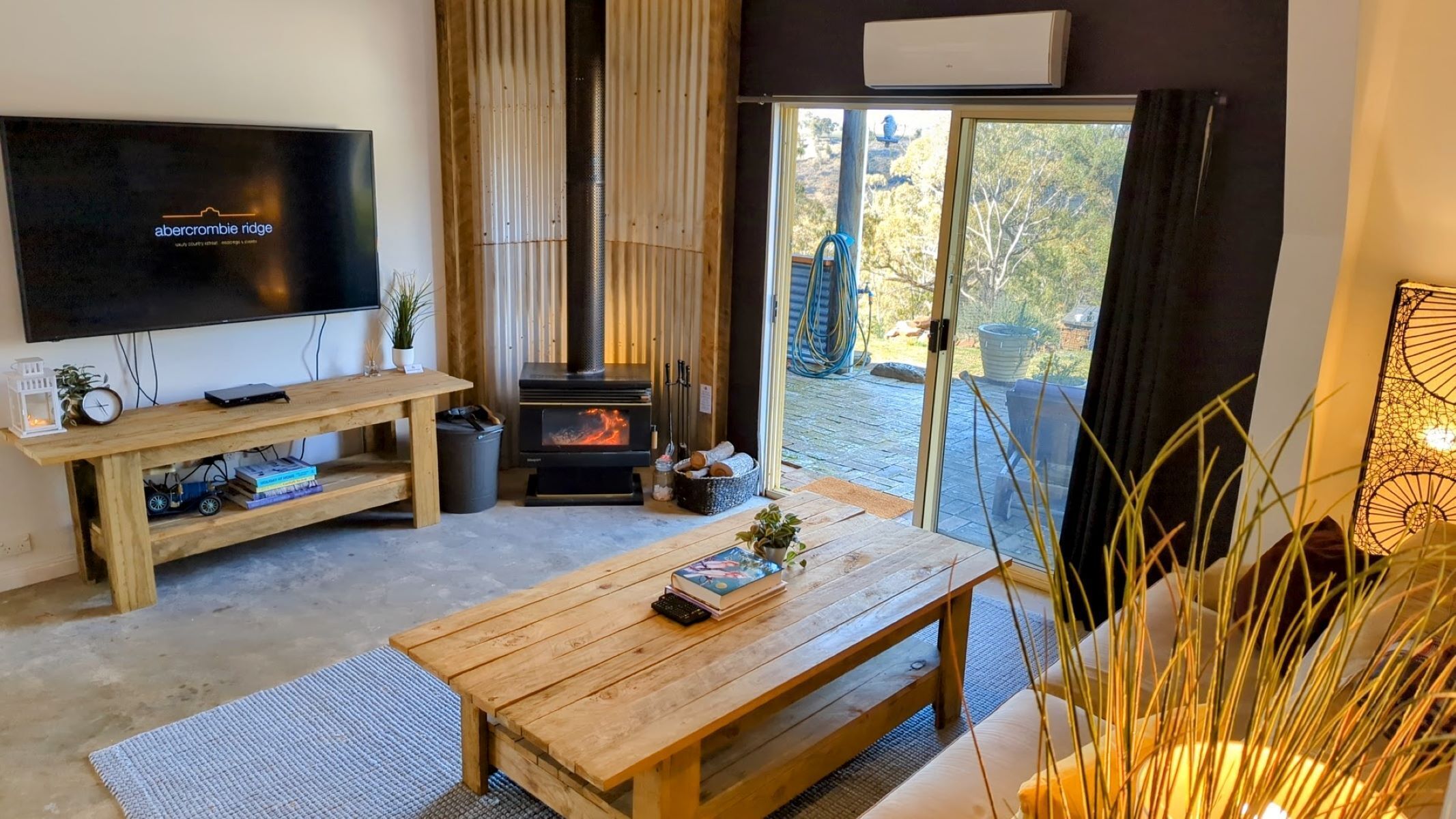 Smart TV, chimenea, reproductor de DVD y futbolito 