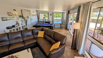 Smart-TV, Kamin, DVD-Player, Tischfußball