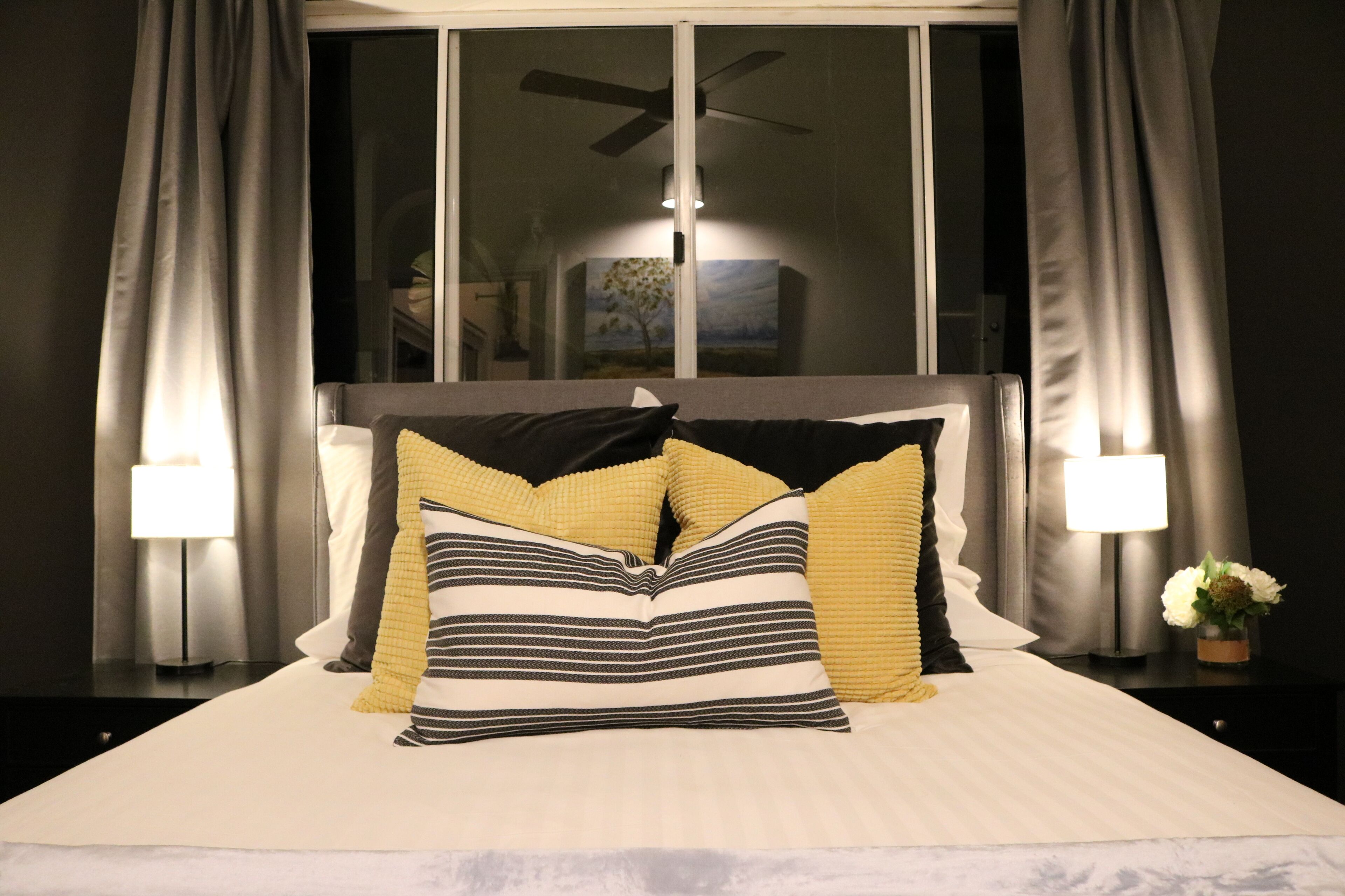 2 slaapkamers, een bureau, een strijkplank/strijkijzer, gratis wifi